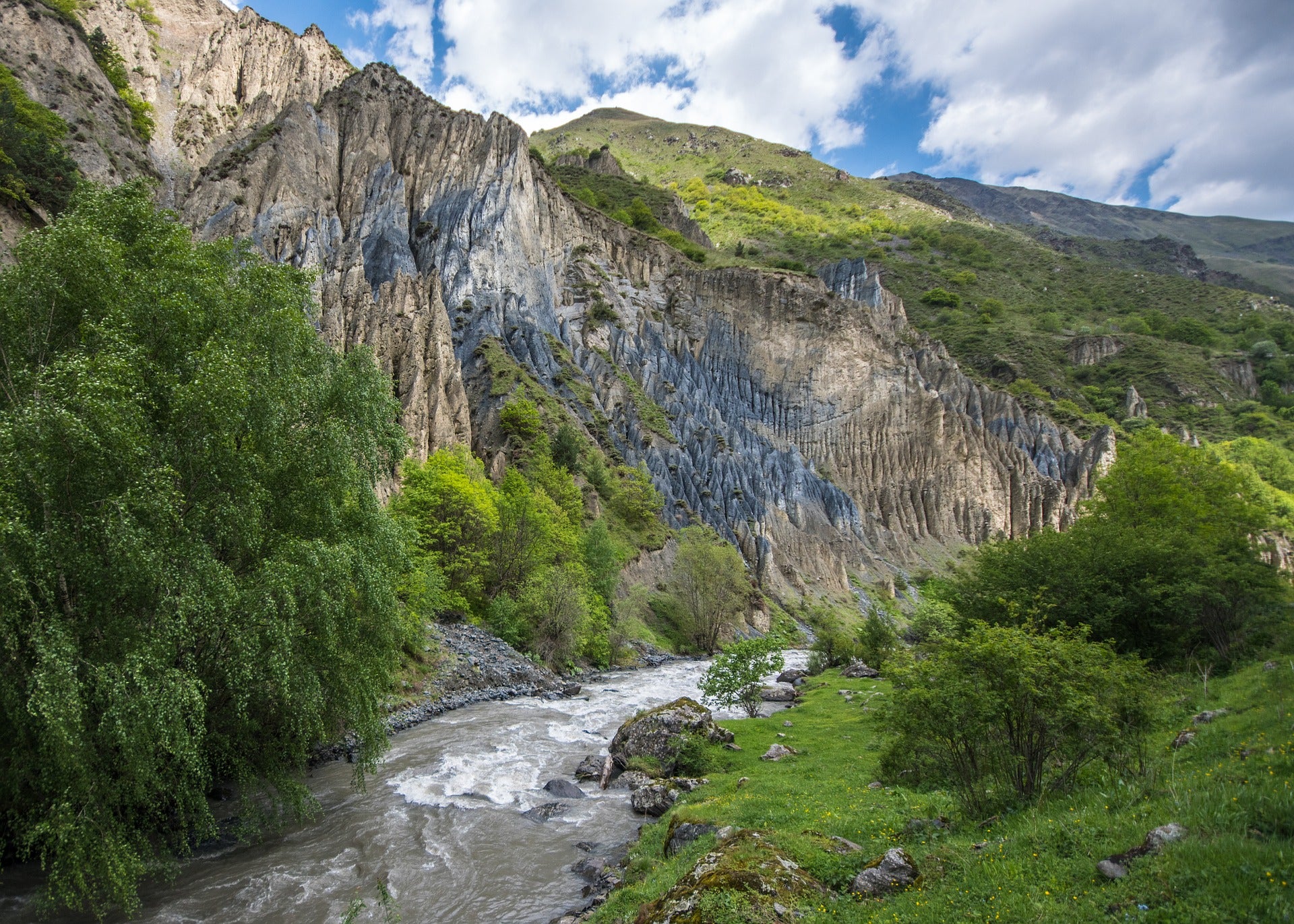 Vallée et rivière, paysage d'Arkham, un roman lesbien d'Alexandra Mac Kargan